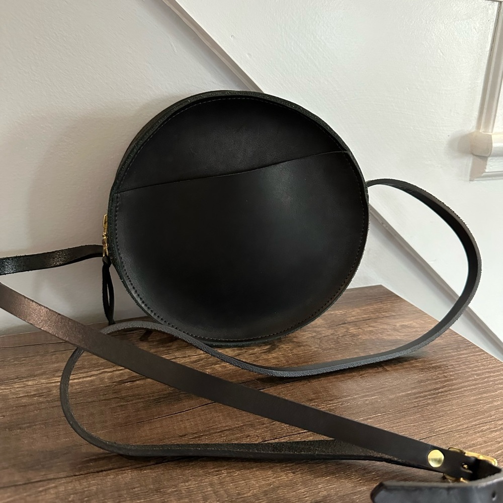 Neva Opet Circle Crossbody in Black